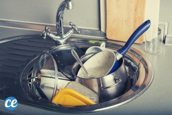 Une vaisselle pas rangée qui déborde