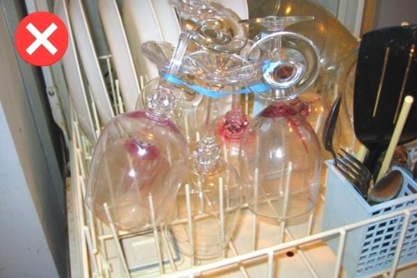 Plusieurs verres mal mis dans un lave-vaisselle