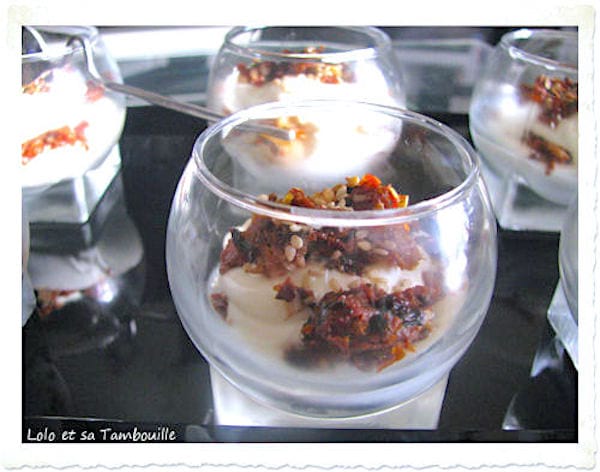 des verrines de fromage frais avec des figues et des tomates séchées