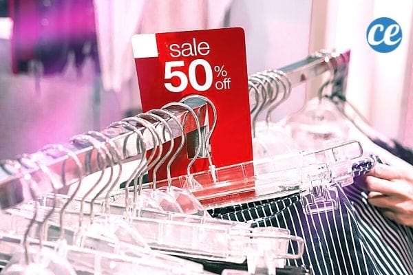 une affiche de soldes à -50%