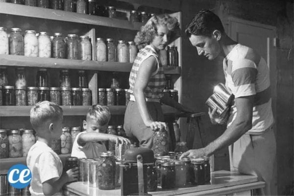 Mettre les aliments en bocaux permet de les conserver plus longtemps sans utiliser d'énergie.