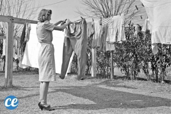 Une femme qui fait sécher son linge à l'extérieur : plus écologique, plus économique !