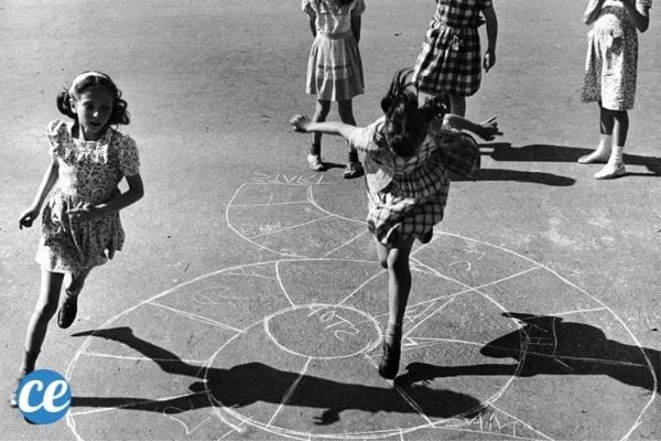 Laisser les enfants jouer dehors leur permet de découvrir leur environnement.
