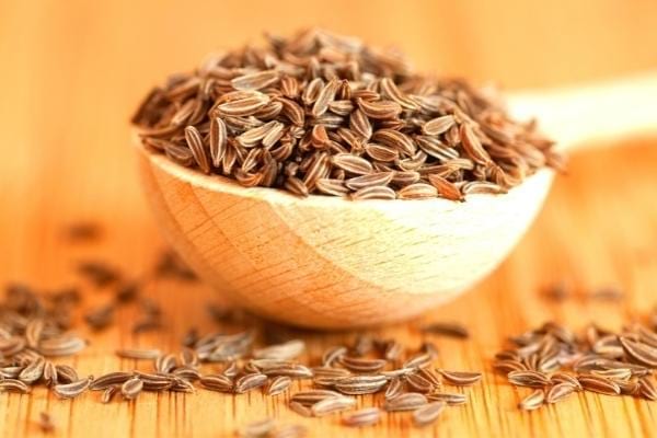 Un bol de graines de cumin qui aide à contrôler la glycémie