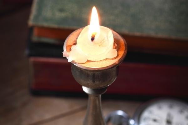 De l'huile d'olive mis dans un bougeoir pour mieux retirer la cire de bougie