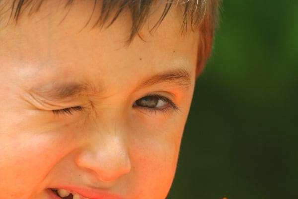 garçon qui cligne des yeux