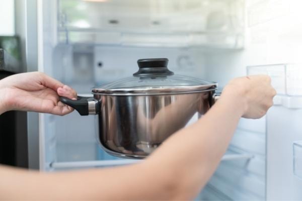 Une Cocotte encore chaude mise dans le frigo qui fait consommer plus d'électricité