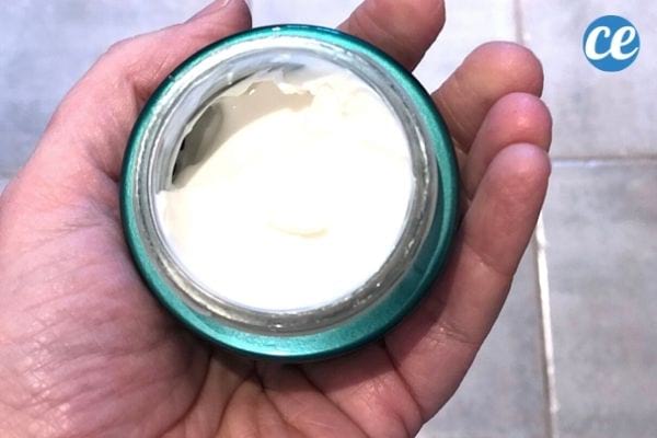 un pot de crème hydratante