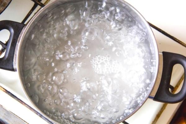 Une casserole d'eau qui bout sans couvercle
