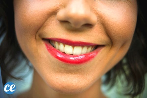 Des dents belles et saines chez une femme qui ne mangent plus de sucre.