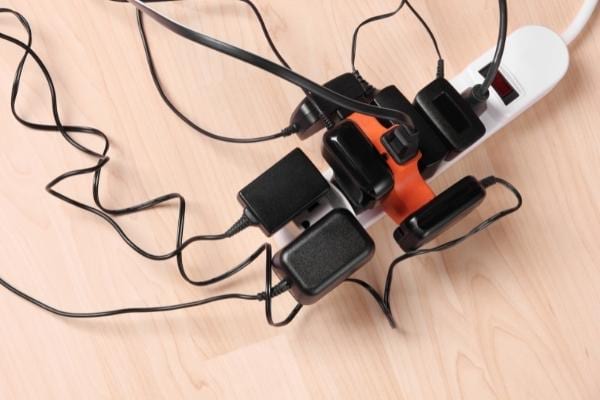 Plein de chargeurs laissés branchés qui consomment de l'électricité