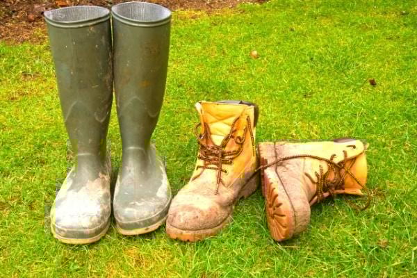 Des bottes et chaussures en daim sales qui peuvent être nettoyer avec de l'huile d'olive