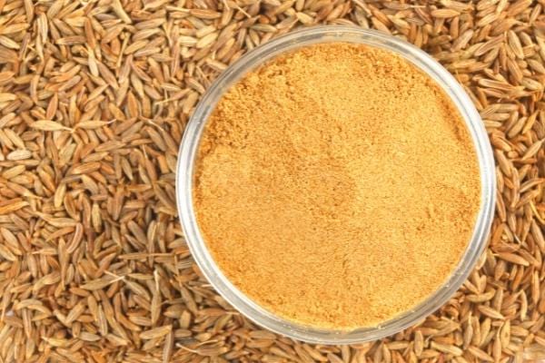 Des graines et de la poudre de cumin qui soulage la digestion