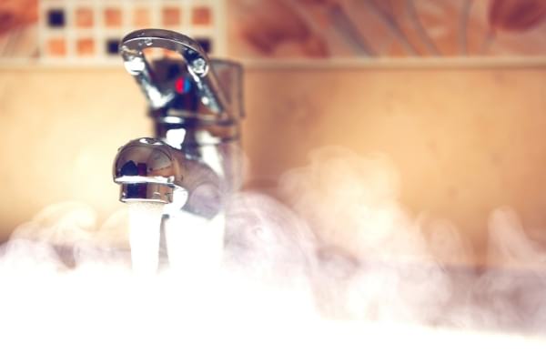 eau chaude avec vapeur