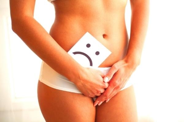 Une femme atteinte de mycose vaginale qui donne des odeurs vaginales