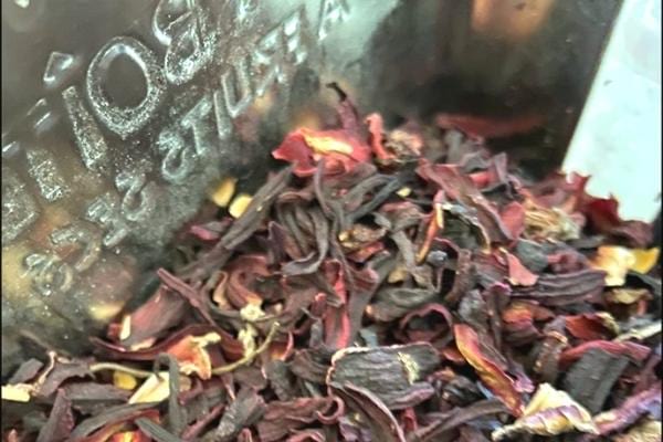 Mehrere Hibiskusblüten, die den Cholesterinspiegel senken