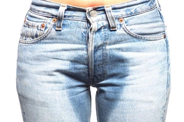 Un jean bleu mouillé de pipi qui donne des odeurs vaginales