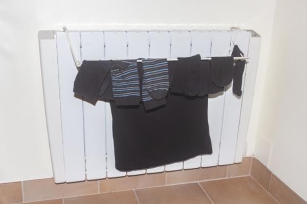 du linge qui sèche sur le radiateur