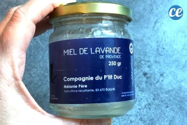 un pot de miel produit localement