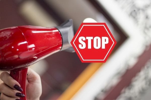 Un sèche cheveux rouge