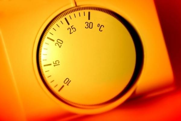 Un chauffage qui est à 28°C dans la chambre où il fait trop chaud