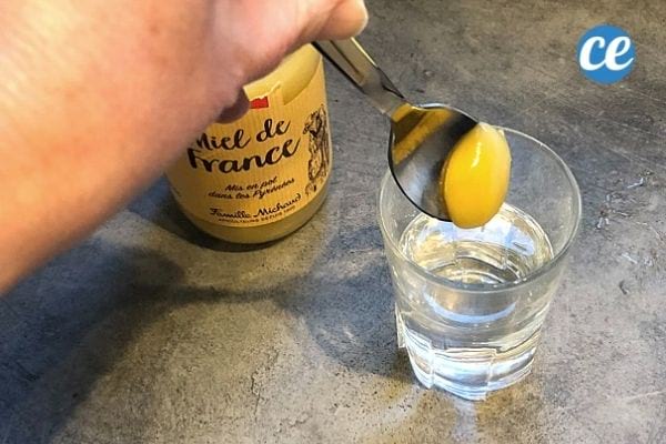 une cuillère de miel plongée dans l'eau