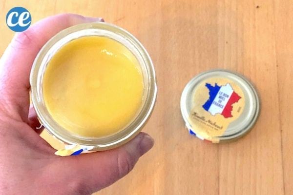 un pot de miel crémeux ouvert