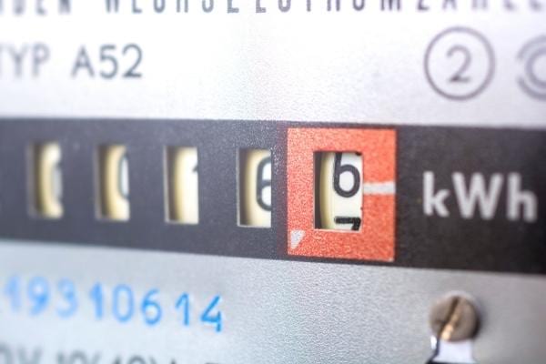 Ein Stromzähler, der außerhalb und zu Spitzenzeiten läuft