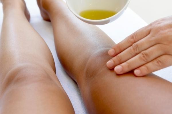 un massage à base d'huile d'olive pour bien hydrater la peau
