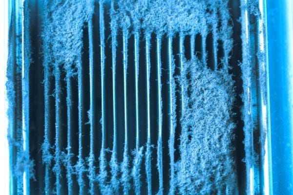 Un radiateur plein de poussière qui consomme plus d'électricité