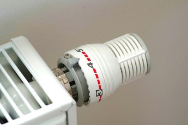 Un thermostat de chauffage mis à fond qui consomme beaucoup d'électricité