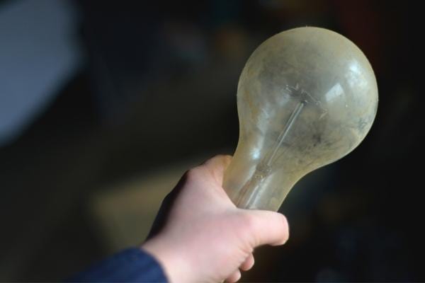 Une ampoule poussiéreuse qui fait consommer plus d'électricité