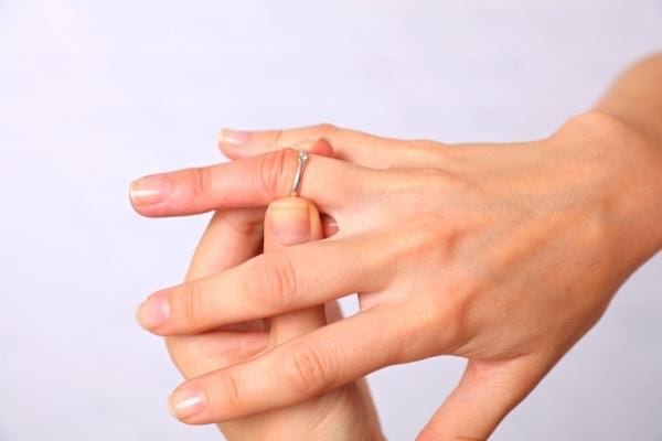 Une bague coincée enlevée grâce à de l'huile d'olive