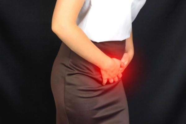 Une femme souffrant de trichomanose qui donne des odeurs vaginales