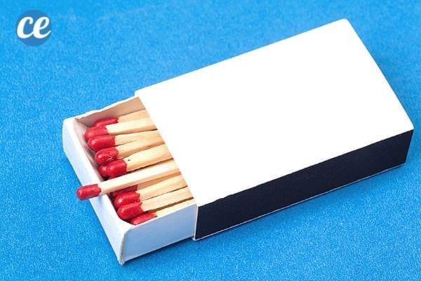 une boite d'allumettes sur unfond bleu