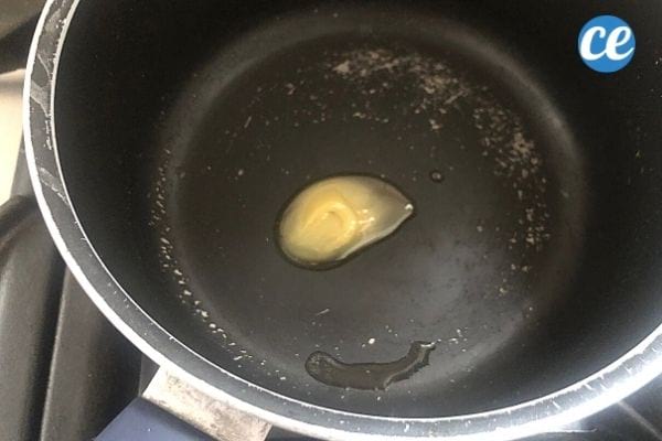 du miel dans une casserole en train de caraméliser