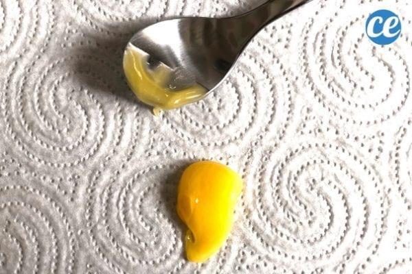 du miel sur une feuille de sopalin