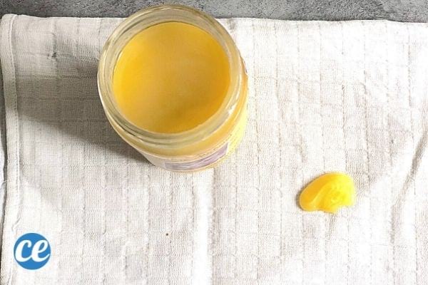 une tache de miel sur une serviette blanche