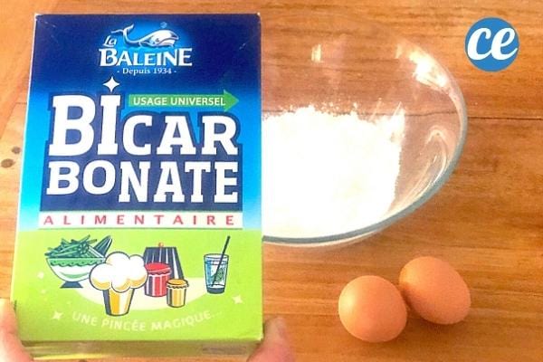 Une préparation de gâteau avec des oeufs, de la farine et du bicarbonate