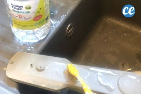 Nettoyer le bras d'aspersion avec une brosse à dents