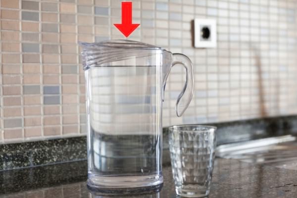 carafe d'eau avec un couvercle