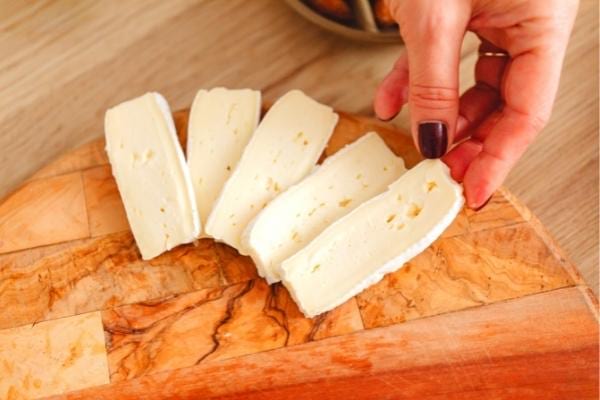 Des morceaux de fromage sur plateau qui ont un fort taux de cholestérol