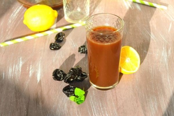 Du jus de pruneau dans un verre qui est un laxatif naturel pour aller aux toilettes