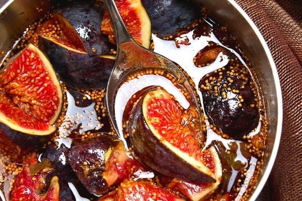 Du sirop de figues préparé dans une casserole pour faire un laxatif naturel