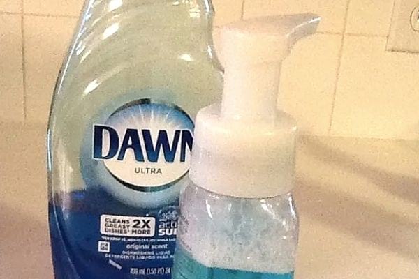 du liquide vaisselle dilué dans un flacon pompe