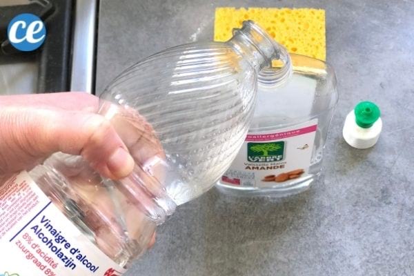 du vinaigre blanc versé dans une bouteille de liquide vaisselle