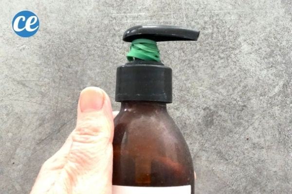un flacon pompe avec un élastique