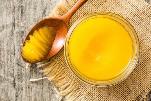 bocal avec du ghee bon pour la régénération des cellules