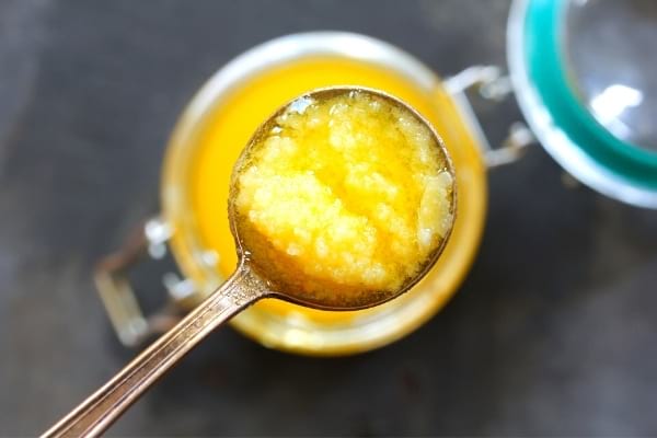 cuillère avec du ghee pour soulager la toux