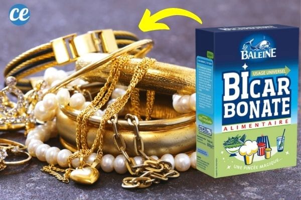 bijoux dorés et perles avec une boite de bicarbonate